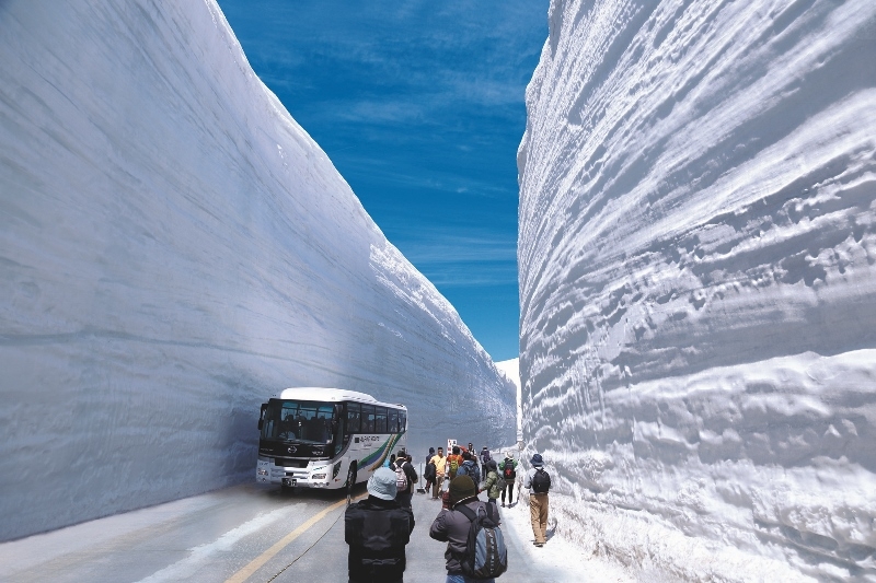 雪の大谷　メイン　豪雪地帯に道を通すため堀作られる巨大な雪の壁-1425